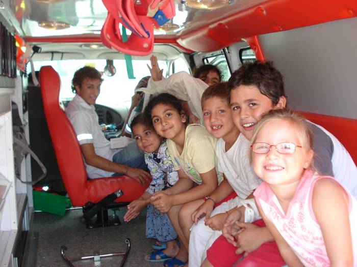 Enfants participants au projet Yochai Porat - assis dans une ambulance photo enfants projet Yochai Porat - ambulance
