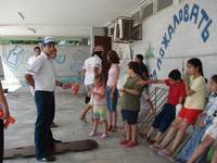 Enfants participants au projet Yochai Porat - sur le point de participer à un exercice de secourisme photo enfants projet Yochai Porat - exercice