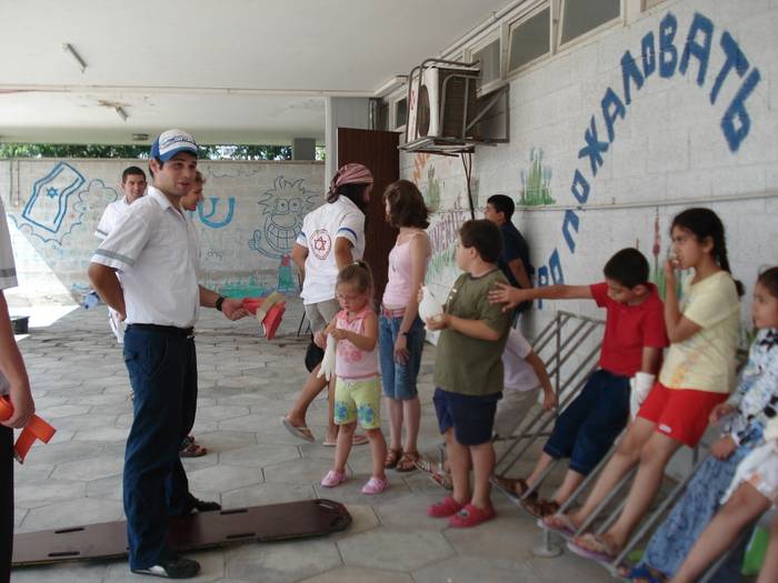 Enfants participants au projet Yochai Porat - sur le point de participer à un exercice de secourisme photo enfants projet Yochai Porat - exercice